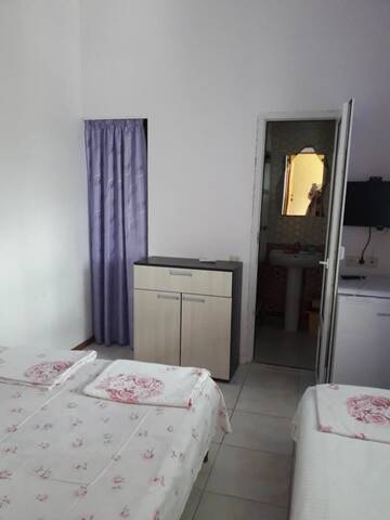 Четырехместный номер с общей ванной комнатой в Гостевом доме Guest House Sakura